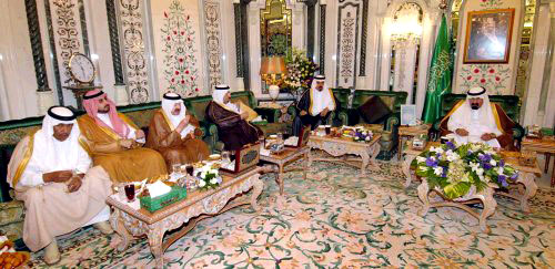 الملك عبد الله خلال استقباله أمراء من الأسرة الحاكمة في مكة الأحد الماضي (إي بي إ)