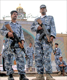 عناصر من الشرطة العراقية امام مرقد