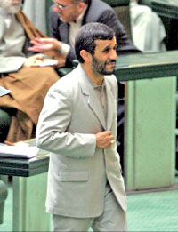 الرئيس الايراني محمود أحمدي نجاد في البرلمان في طهران امس (ا ب)