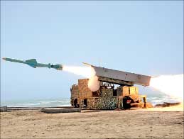 صاروخ «نور» الإيراني يطلق خلال مناورات في الخليج في آب الماضي (رويترز)