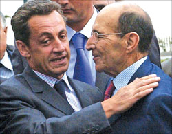 ساركوزي وزرهوني في الجزائر امس (ا ب)