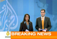 مقدما «الجزيرة» الانكليزية يعلنان إطلاق القناة من الدوحة أمس (رويترز)