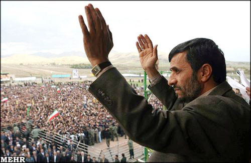 نجاد يحيي الجماهير في إقليم كردستان الإيراني أمس (مهر)