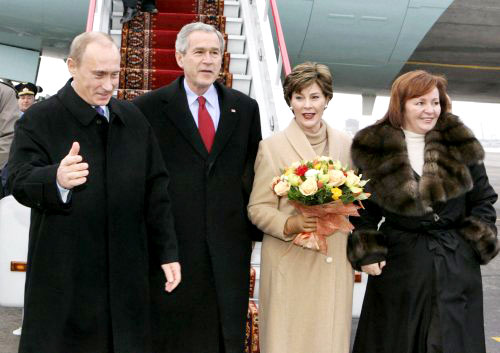 بوش وبوتين وزوجتاهما في مطار موسكو أمس (إي بي إي)