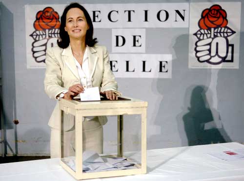 رويال تدلي بصوتها في انتخابات الحزب الاشتراكي في باريس أمس (أ ف ب)