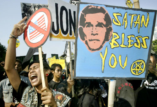 طلاب اندونيسيون يتظاهرون ضد بوش امام السفارة الاميركية في جاكرتا امس (ا ب)