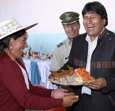 موراليس يتلقى وجبة من قروية خلال جولته في جنوب البلاد السبوع الماضي (رويترز)