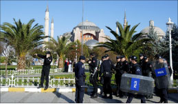 عناصر من الشرطة التركية قرب متحف ايا صوفيا ومسجد السلطان احمد في اسطنبول امس ( ا ب)