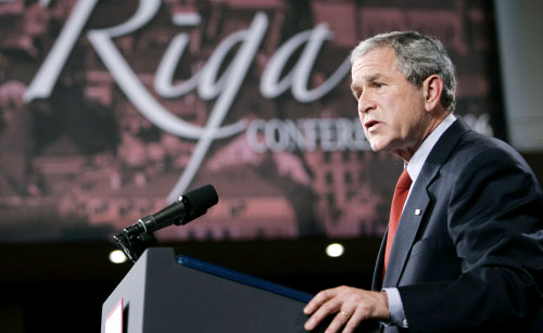 بوش خلال مؤتمر صحافي في ريغا أمس (أ ب)