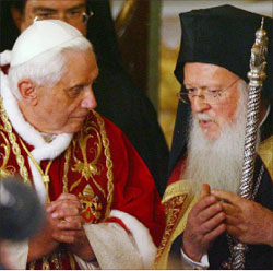البابا وبطريرك الارثوذكس خلال لقائهما امس في اسطنبول (ا ب)