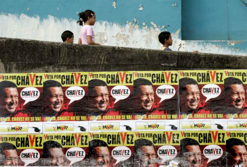 ملصقات لتشافيز في كاراكس أمس (رويترز)
