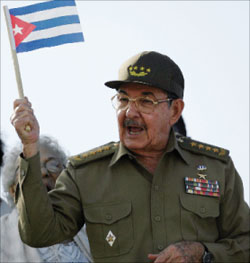 راوول كاسترو خلال العرض العسكري في هافانا السبت الماضي (رويترز)