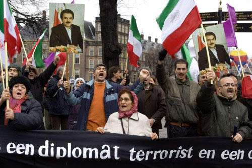 متظاهرون إيرانيون في أمستردام احتجاجاً على زيارة متكي إلى هولندا (أ ب)