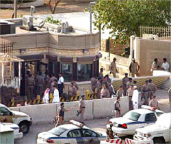 رجال أمن سعوديون أمام القنصلية الأميركية في جدة بعد هجوم العام الماضي (أرشيف)