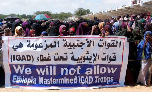 صوماليّون يتظاهرون ضدّ «إيغاد» في مقديشو (أرشيف-رويترز)