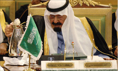 الملك عبدالله أثناء افتتاح القمّة الخليجية في الرياض أول من أمس (رويترز)