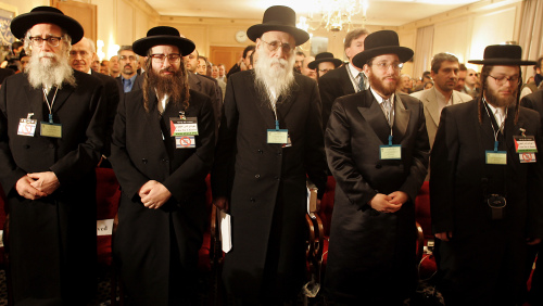 حاخامات من جماعة «يهود أورثوذوكسيّون ضدّ الصهيونيّة» خلال افتتاح المؤتمر في طهران أمس (أ ف ب)