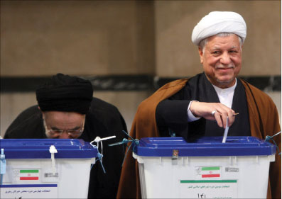 الرئيسان الإيرانيّان السّابقان هاشمي رفسنجاني ومحمّد خاتمي يدليان بصوتيهما في طهران الجمعة الماضي (أ ب)