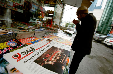 ايراني يتابع في الصحف اخبار العقوبات على بلاده في طهران امس (رويترز)