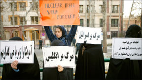 طالبات ايرانيات يتظاهرن احتجاجا على القرار الدولي امام ممثلية الامم المتحدة في طهران امس (رويترز)