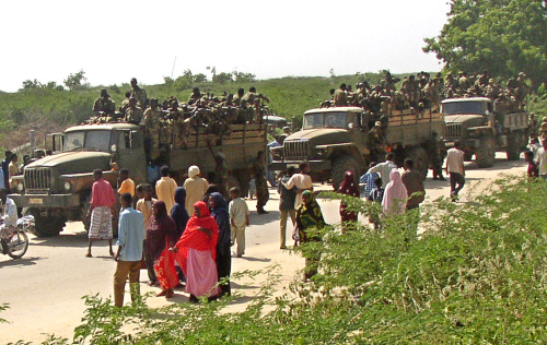 صوماليّون يراقبون عبور القوّات الللإثيوبية باتّجاه السّفارة الأميركية في مقديشو أمس (أ ب)