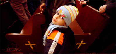 طفل إيراني يحضر قدّاس آخر السنة في كنيسة في طهران أوّل من أمس (رويترز)