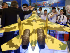 مجسّم للطائرة الحربيّة الروسيّة «أس يو-35» خلال معرض الصّين للطّائرات (أرشيف-أ ب)