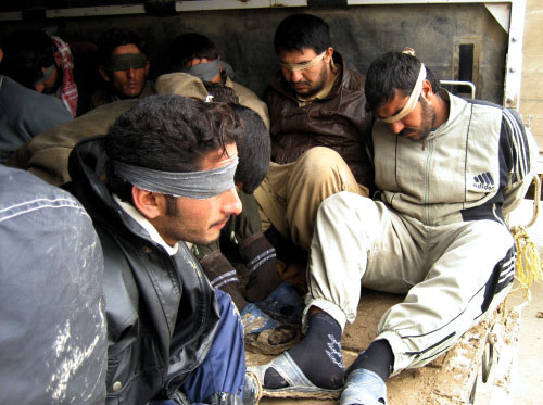 عراقيّون اعتقلتهم دوريّة أميركية -عراقية مشتركة في المقدادية أول من أمس (ا ب)