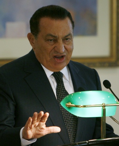 مبارك خلال مؤتمر صحافي في شرم الشيخ (أرشيف - رويترز)