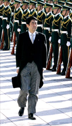 احتفالات تحويل وكالة الدفاع اليابانيّة إلى وزارة بحضور شينزو أبي في طوكيو الثلاثاء الماضي (رويترز)