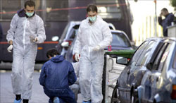 محقّقون يجمعون الأدلّة من الشارع المواجه للسفارة الأميركيّة بعد التفجيرات في أثينا أمس (إي بي أي)