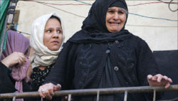 عراقيّة تبكي بعد انفجار عبوة خارج منزلها في بغداد أمس (رويترز)