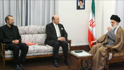 خامنئي وإيفانوف ولاريجاني أثناء اللقاء في طهران أمس (رويترز)