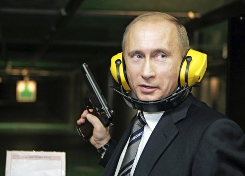 بوتين خلال زيارة إلى مركز استخبارات في موسكو (أرشيف - رويترز)