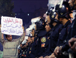 قوات أمن مصريّة تتصدى لاحتجاج يطالب بإطلاق سراح الصحافي أحمد عز في القاهرة أوّل من أمس (رويترز)