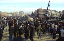 إيرانيّون عند موقع الانفجار في زاهدان أمس (إي بي أي)