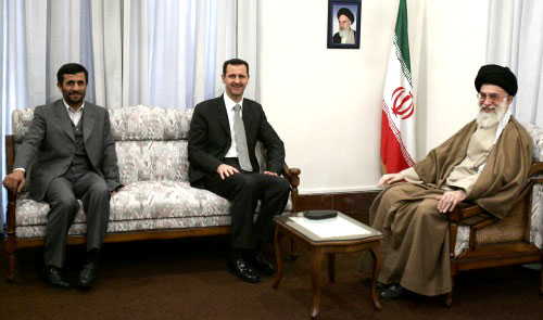 خامنئي والأسد ونجاد في طهران أمس (رويترز)