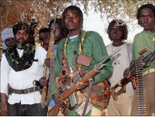 أحد أبرز القادة الميدانيّن للثوّار في دارفور «تارادا» (وسط - يسار) (أرشيف - أ ب)
