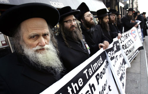 يهود معادون للصهيونيّة خلال احتجاج أمام الأمم المتّحدة في نيويورك للدعوة إلى عدم التدخّل في الصراعات الدول