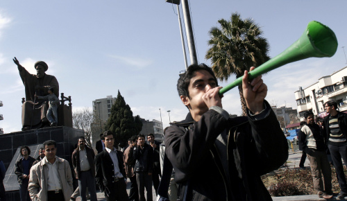 إيرانيون خلال تظاهرة داعمة للبرنامج النووي في طهران أمس (أ ب)