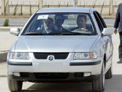 الأسد يقود سيّارة «شام» في دمشق أمس (أ ف ب)