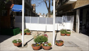 الحاجز المؤقت الذي حل مكان الجدار الإسمنتي في شارع ليدرا في نيقوسيا أمس (أ ف ب)