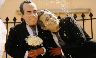 أعضاء منظّمة «غرين بيس» يحتجّون على زيارة بوش من خلال مراسم «زواج هزلي» يجمعه بالرئيس المكسيكي فيليب كالديرون في يوكاتان أمس (أ ف ب)