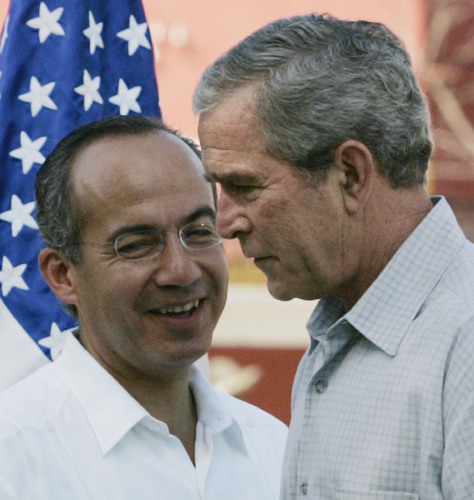 بوش وكالديرون في «مزرعة تيموزون» في المكسيك أمس (أ ب)