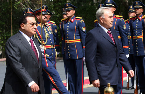 مبارك ونظيره الكازاخستاني نورسلطان نازارباييف في القاهرة الأسبوع الماضي (أ ف ب)