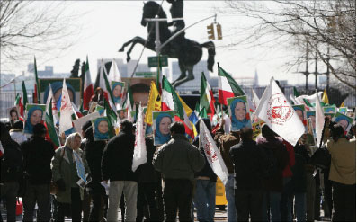 إيرانيّون معارضون للنظام في طهران خلال احتجاج في نيويورك أوّل من أمس (أ ف ب)