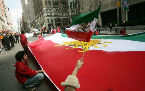 إيرانيّون يحتفلون بعيد «نوروز» الفارسي في شوارع نيويورك أوّل من أمس (أ ف ب)