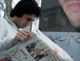 إيراني يطالع صحيفة في طهران أمس (عطا كيناري - أ ف ب)