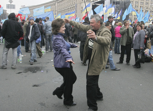 أوكرانيّان مناصران ليانوكوفيتس يرقصان في ساحة «الاستقلال» في كييف أمس (سيرغي غريتز - أ ب)