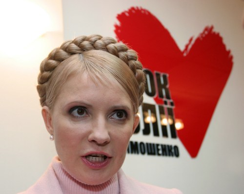 يوليا تيموشيتكو خلال مؤتمر صحافي في كييف الأسبوع الماضي (فلاديمير سيندييف - رويترز)